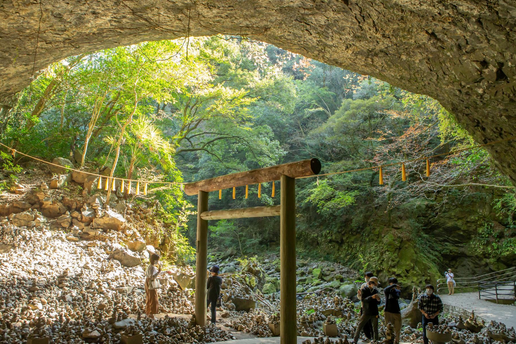 從天岩戶神社西本宮步行約10分鐘的「天安河原」-1