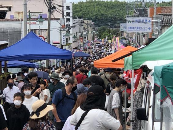 This light truck market attracts producers from throughout the prefecture.-1