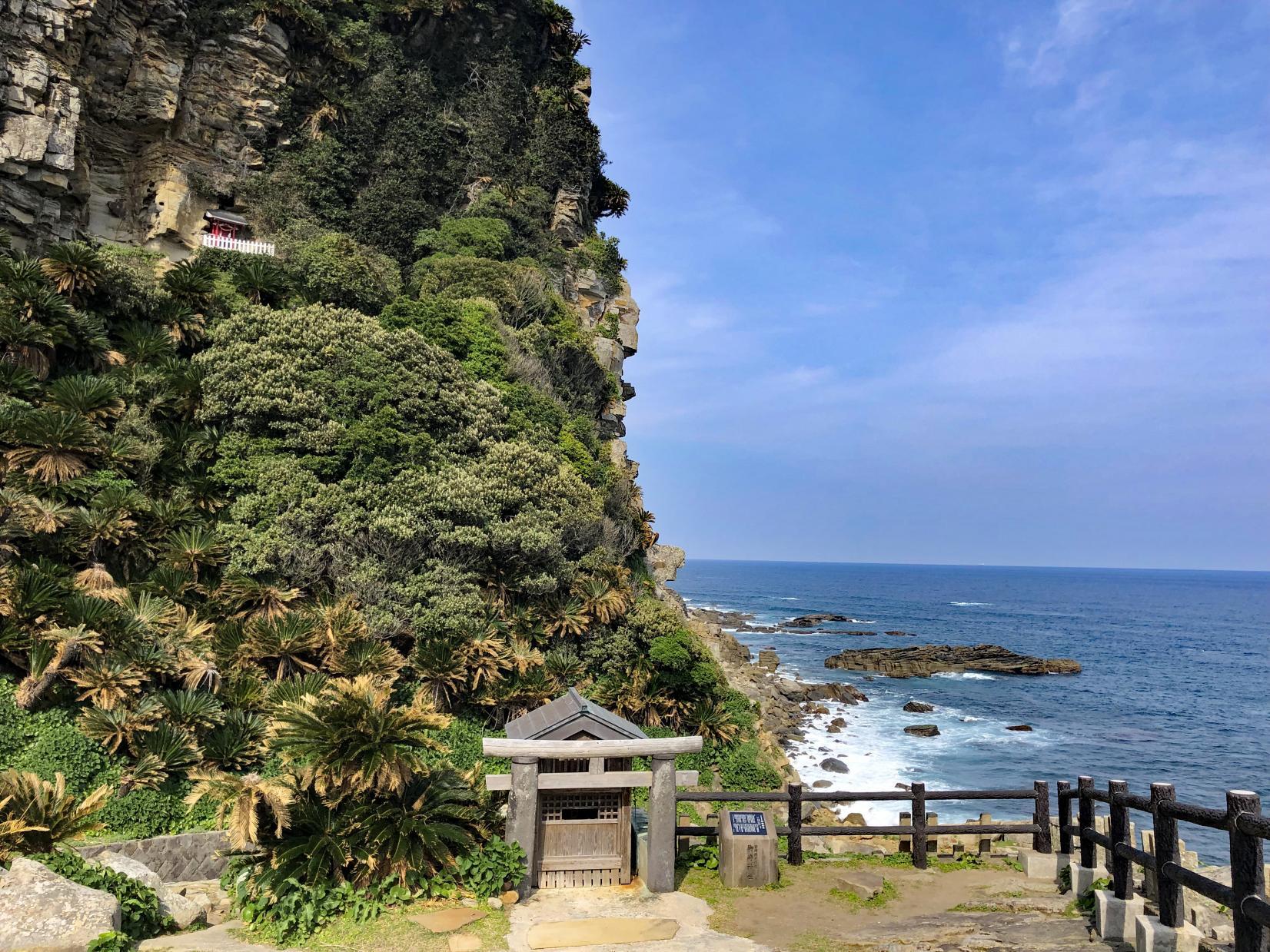 Misaki Shrine, a shrine that sits on a cliff (Kushima City)-1