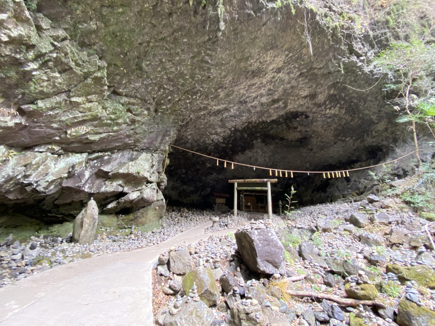 八百万の神々が集まった天安河原-0