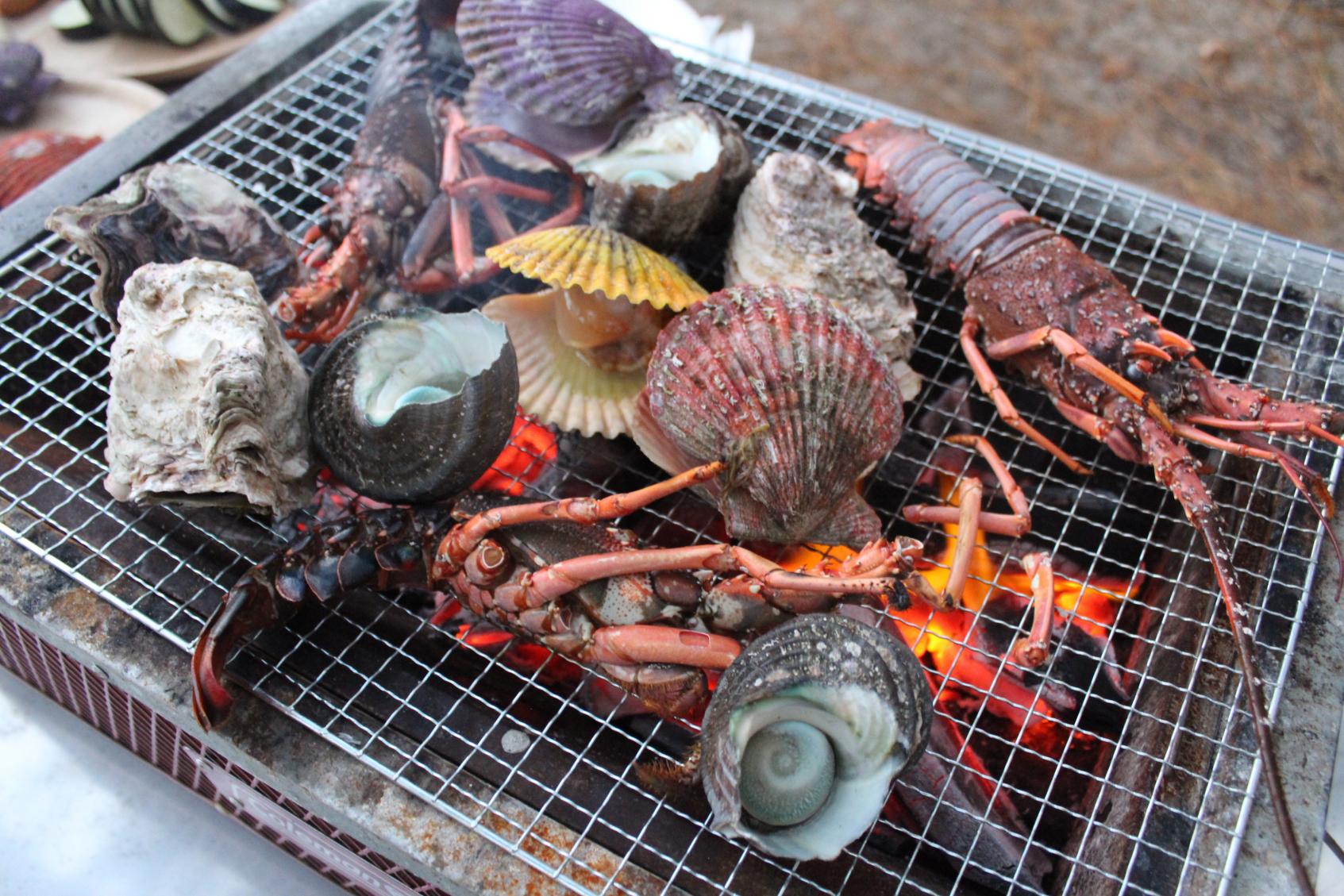 宮崎県北部ならではの海の恵みの食材でバーベキューを楽しむ-1