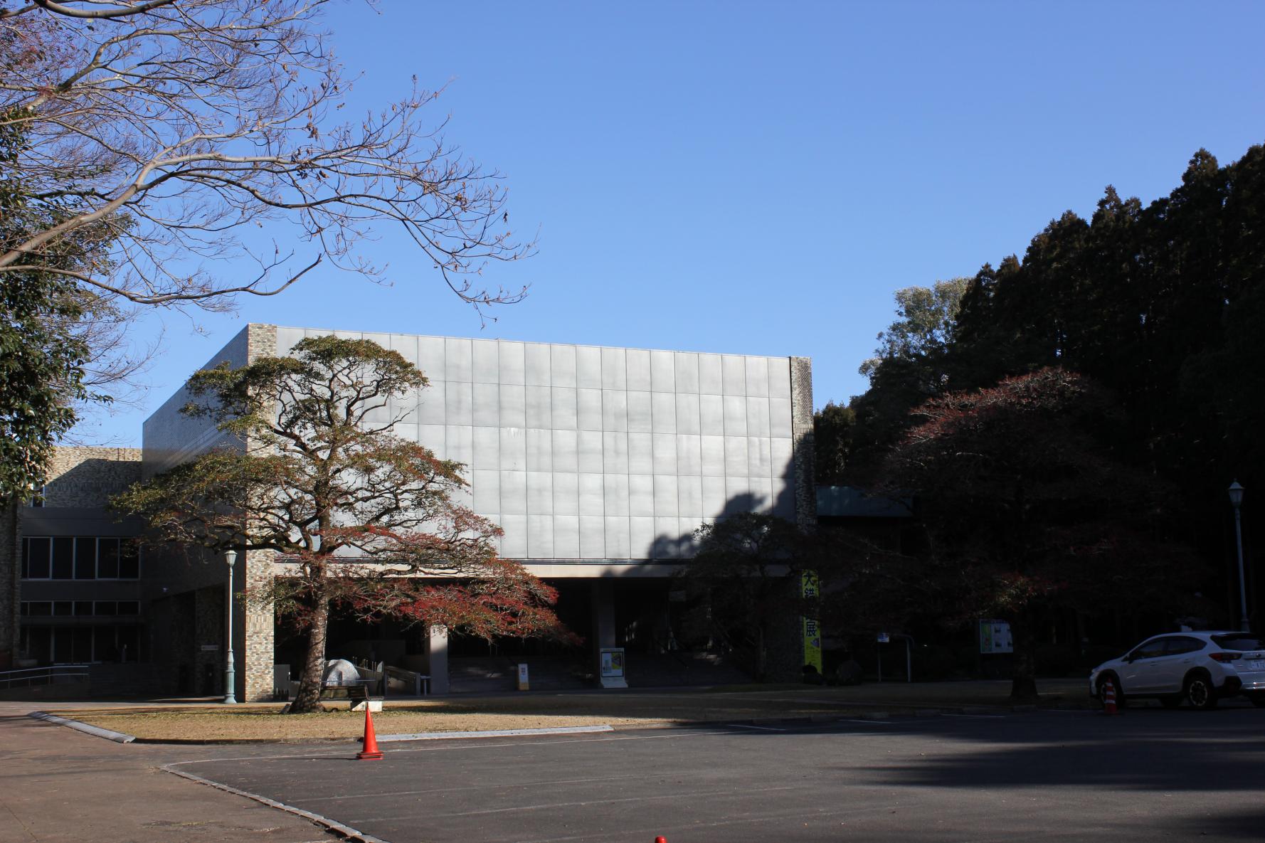 【宮崎県総合博物館】森と調和し、凛とたたずむ-0