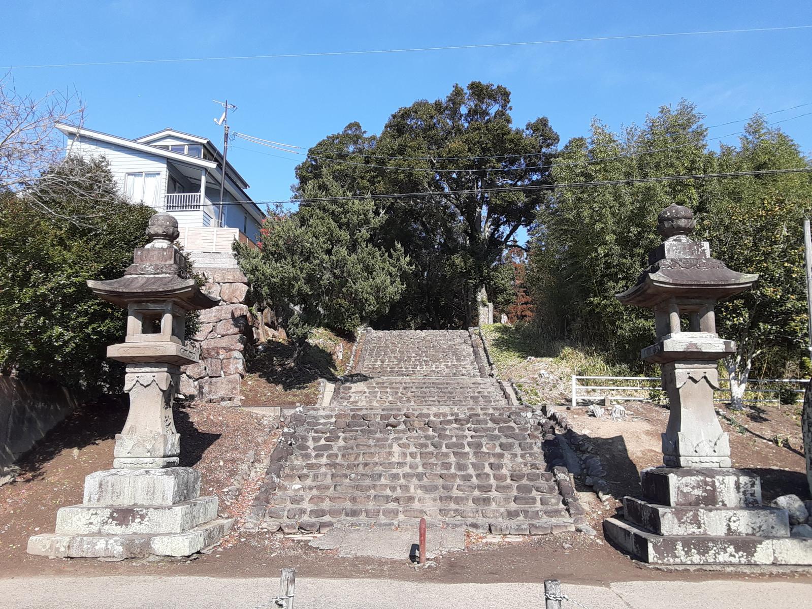 駐車場から皇宮神社本殿までの階段-1