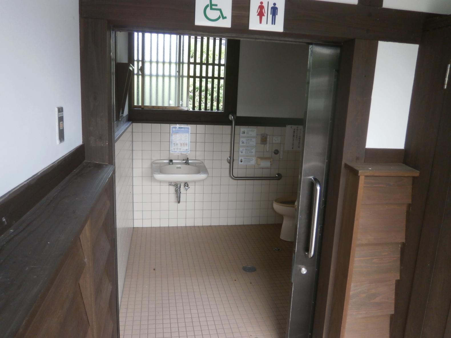 美々津海岸観光駐車場横トイレ内-3