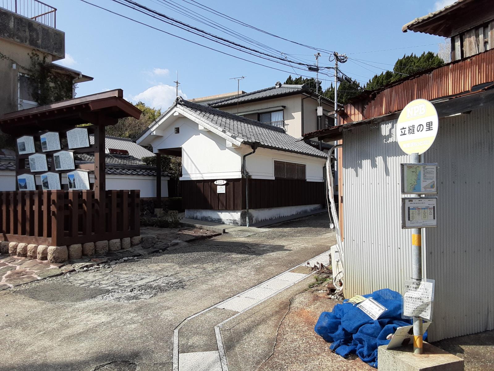 「立縫の里」バス停前トイレ外観-0