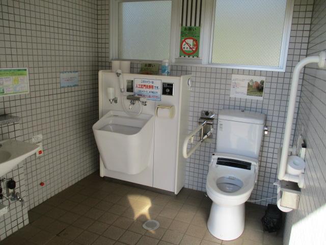 広場横多目的トイレの中-3