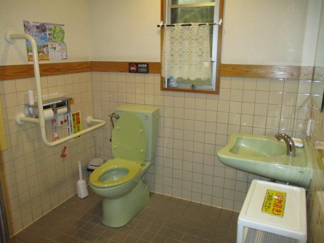 レストラン奥の多目的トイレ内部-2