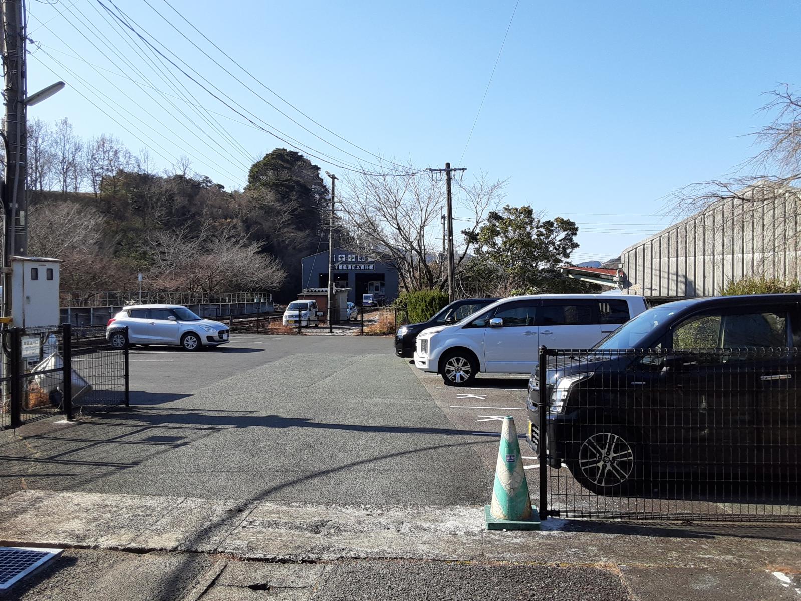 駅舎横駐車場-1