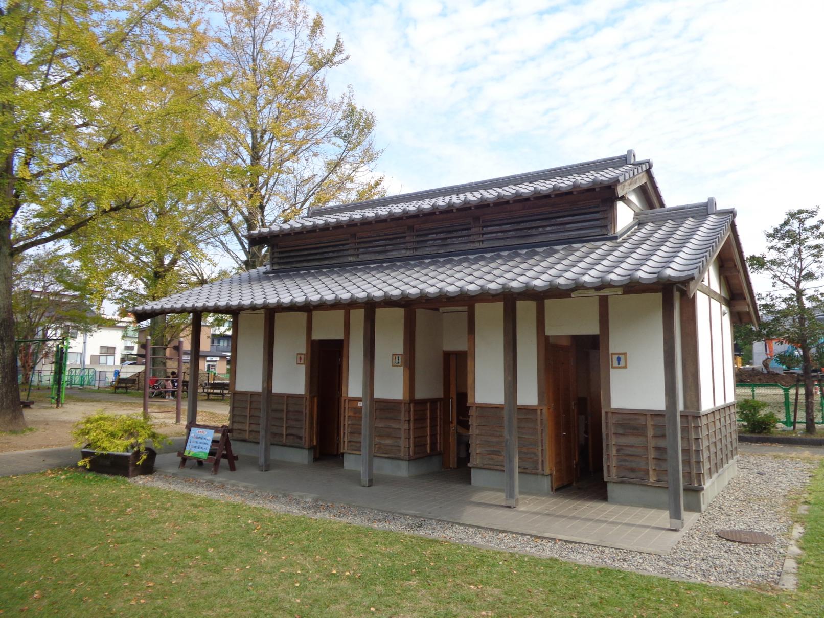 公園北駐車場トイレ外観-0