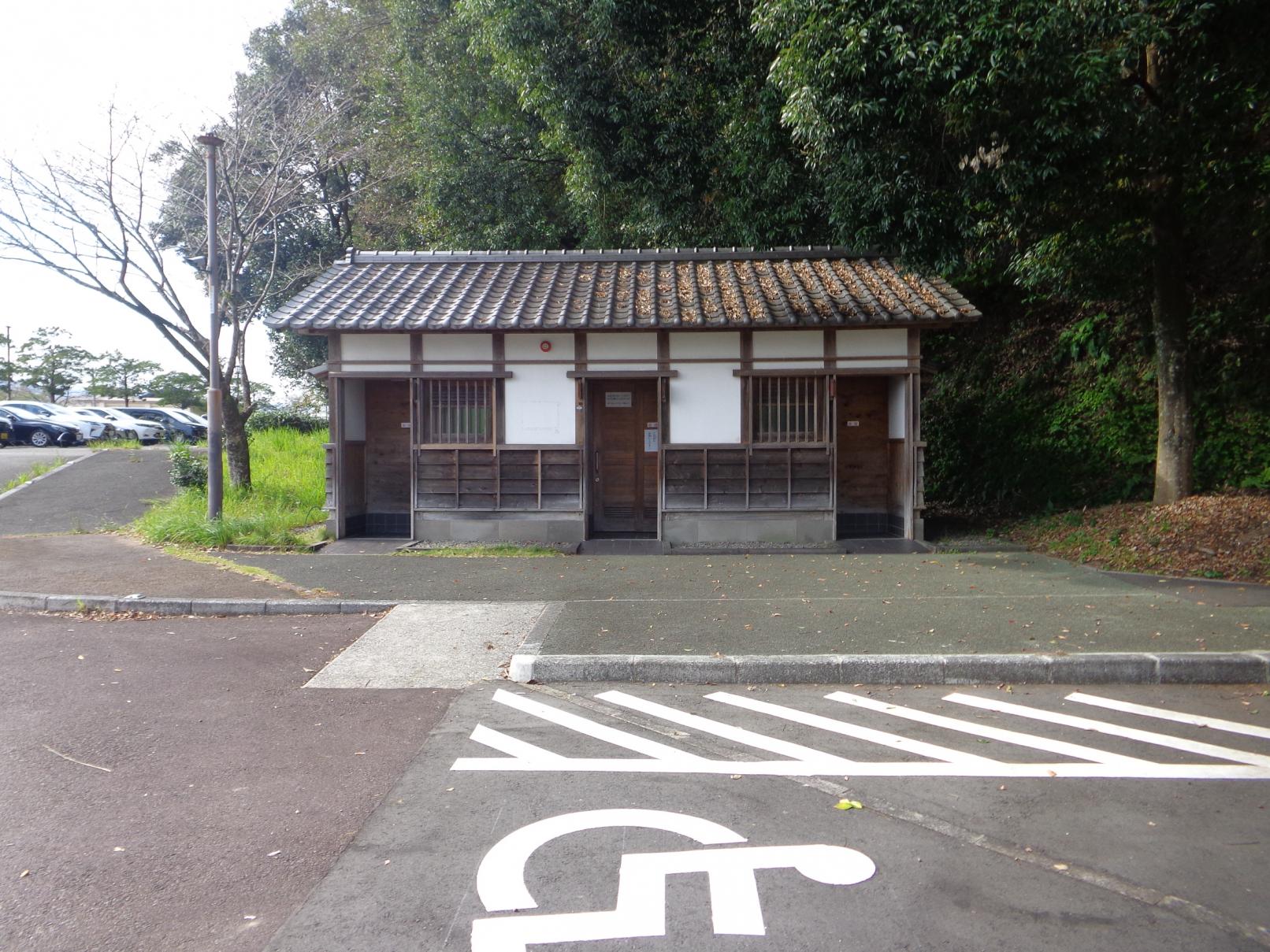 公園南駐車場トイレ外観-2