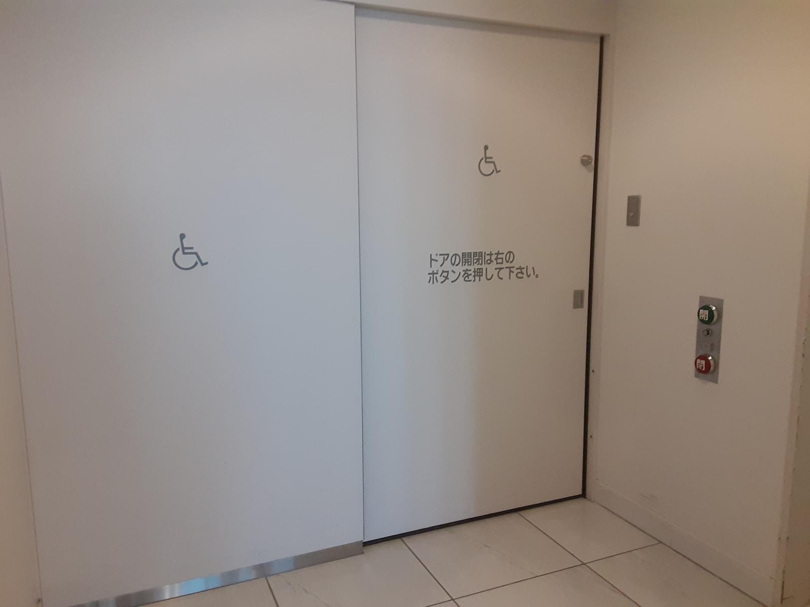 ２Fエレベーター横多目的トイレ入口-2