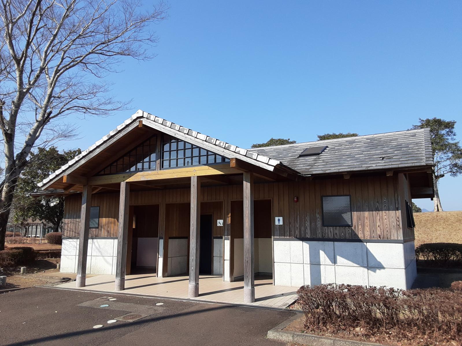 陸上競技場と野球場の間のトイレ外観-0