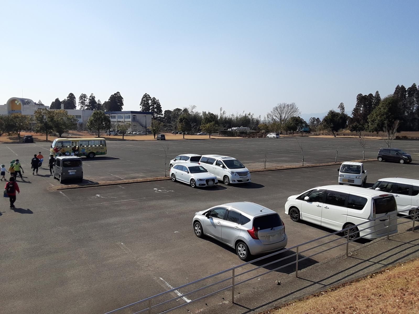 ちびっこひろば下駐車場-1