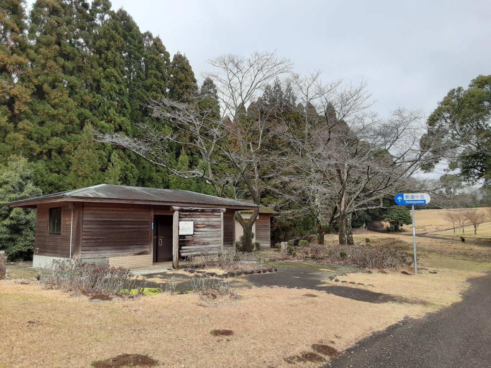 釈迦ヶ岳登山口入口のトイレ外観(トイレ3)-3