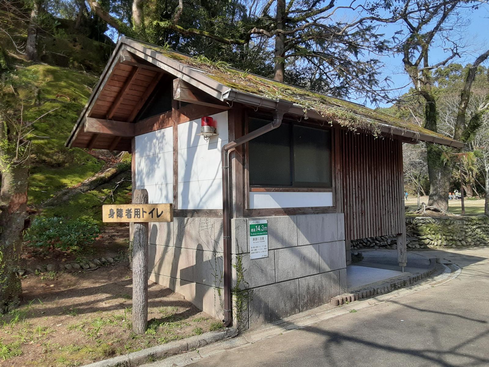 多目的トイレ外観（公園内東側広場）-0