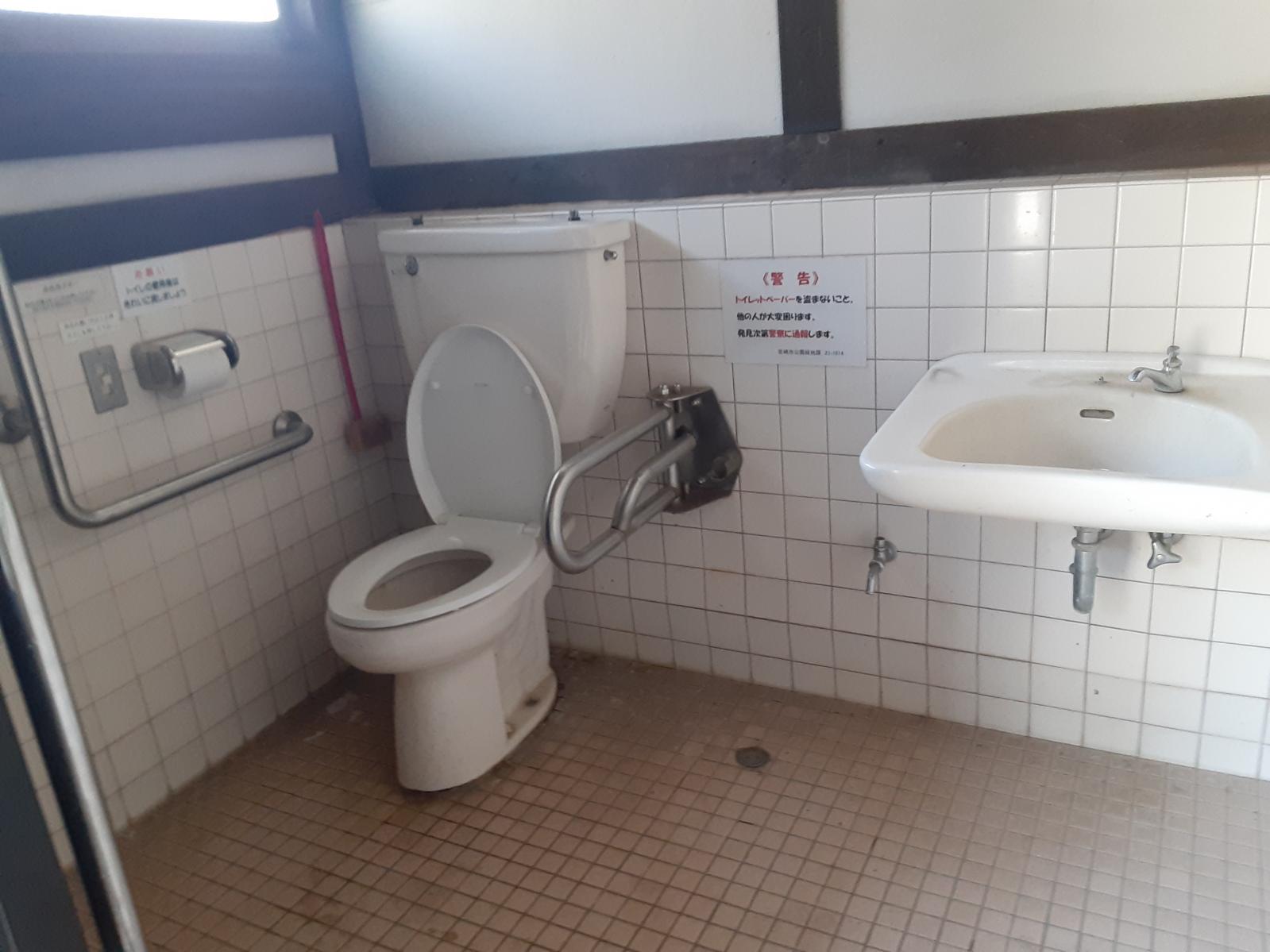 多目的トイレ内部（公園内東側広場）-1