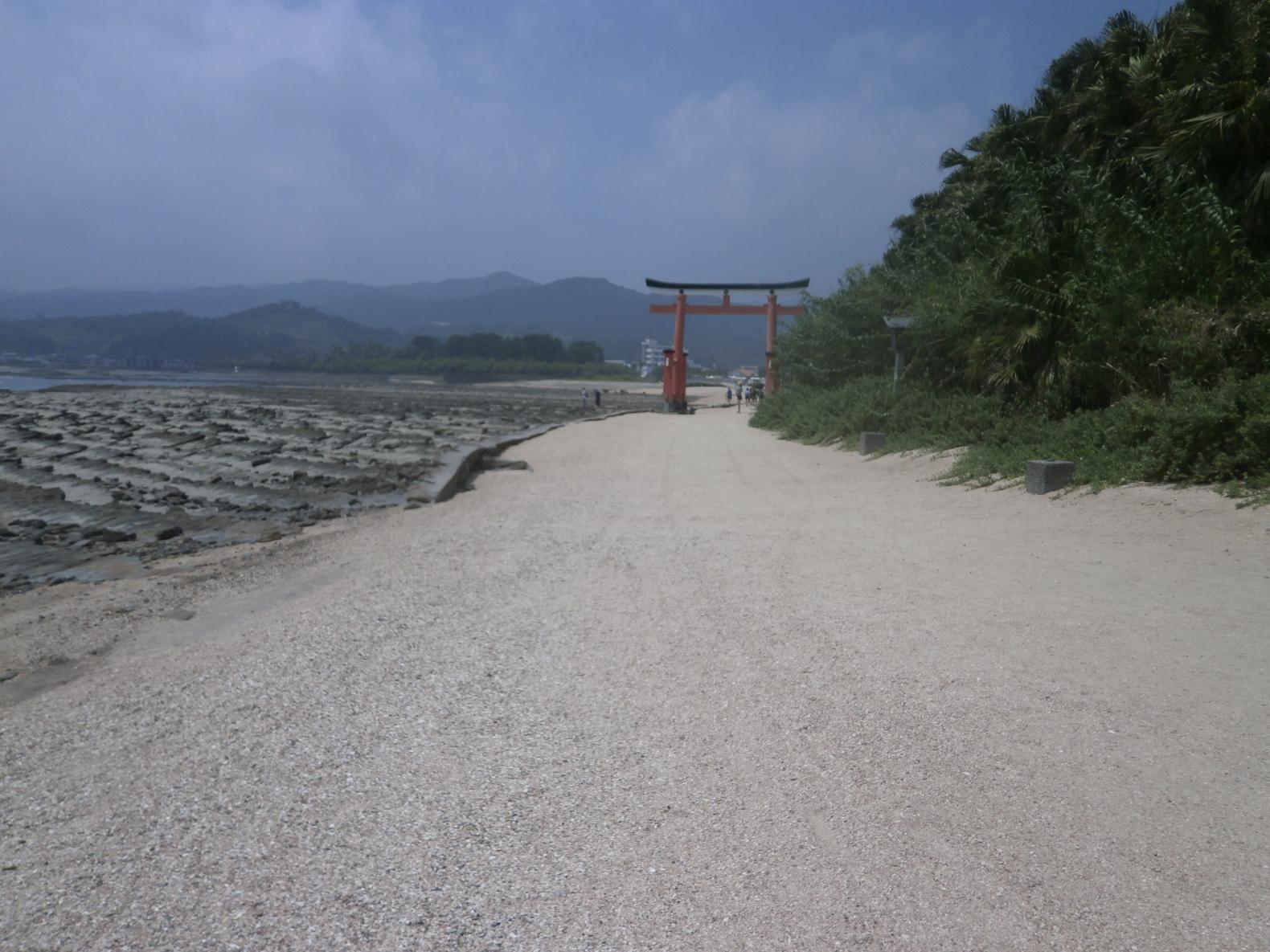 鳥居から入口までの通路-1