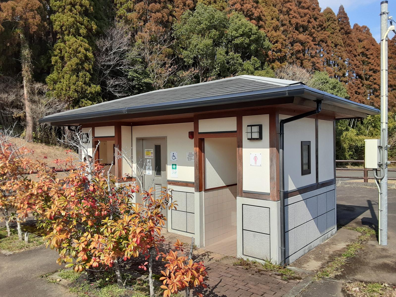 多目的トイレ外観（公園入口）-0