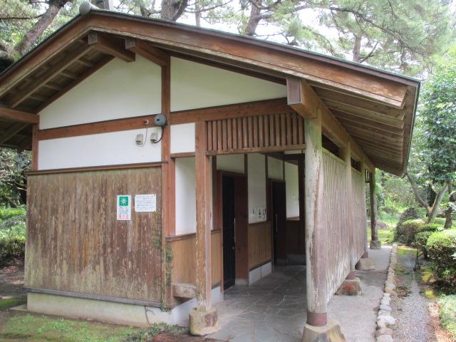 日向景修園内の茶室横のトイレ外観（トイレ1）-0