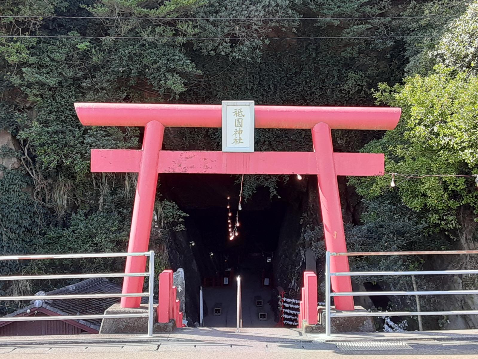 祇園神社の鳥居-0