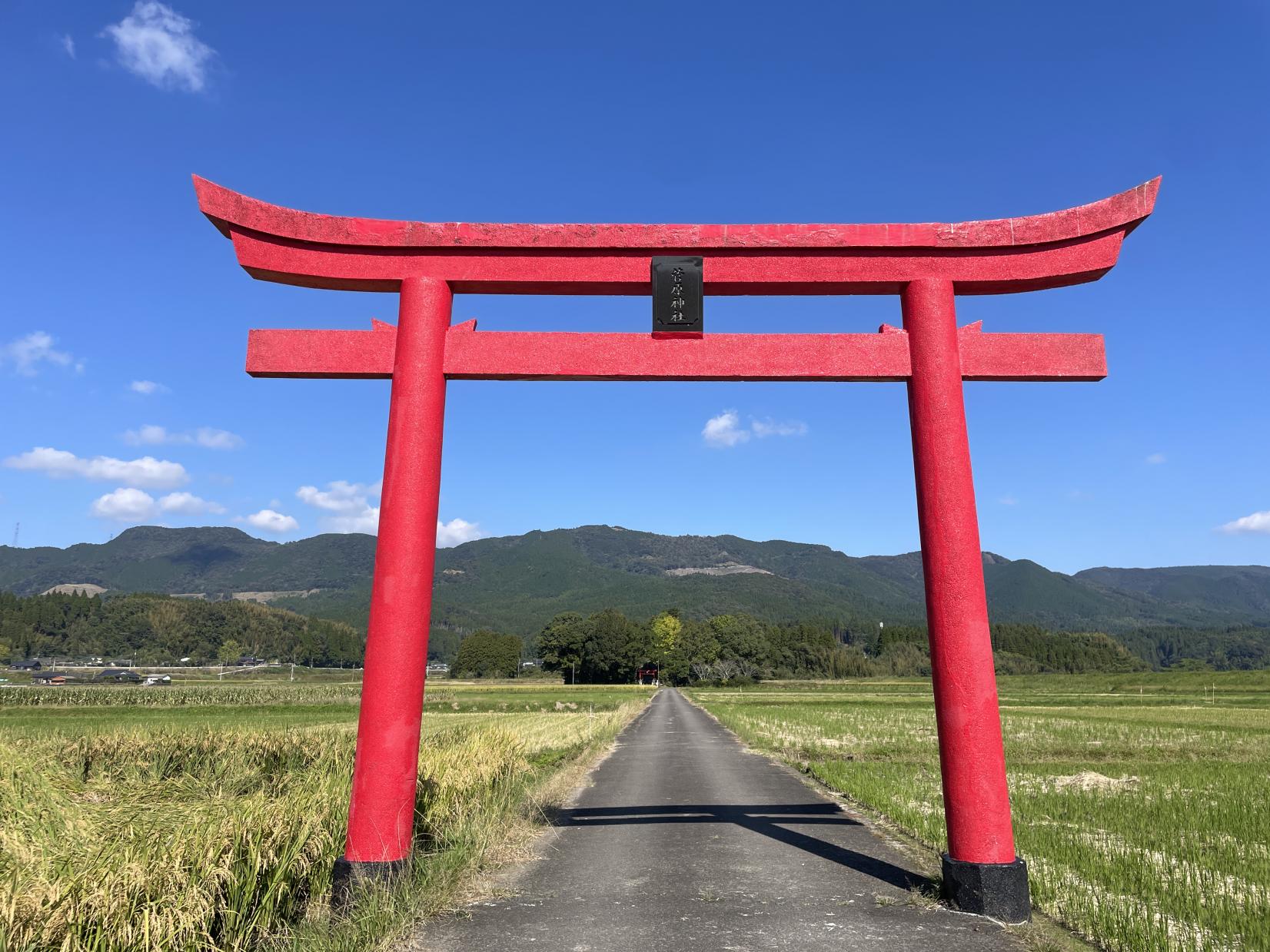 大鳥居から社殿までの道（水流）-0