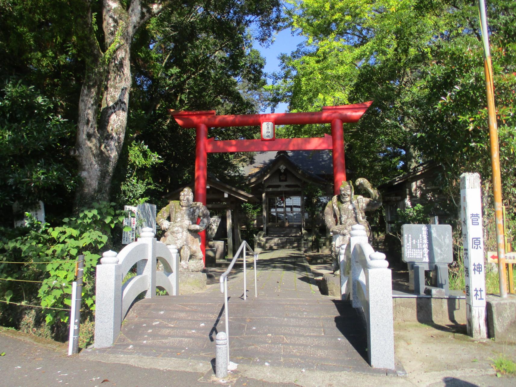 鳥居前の小さな坂（水流）-1